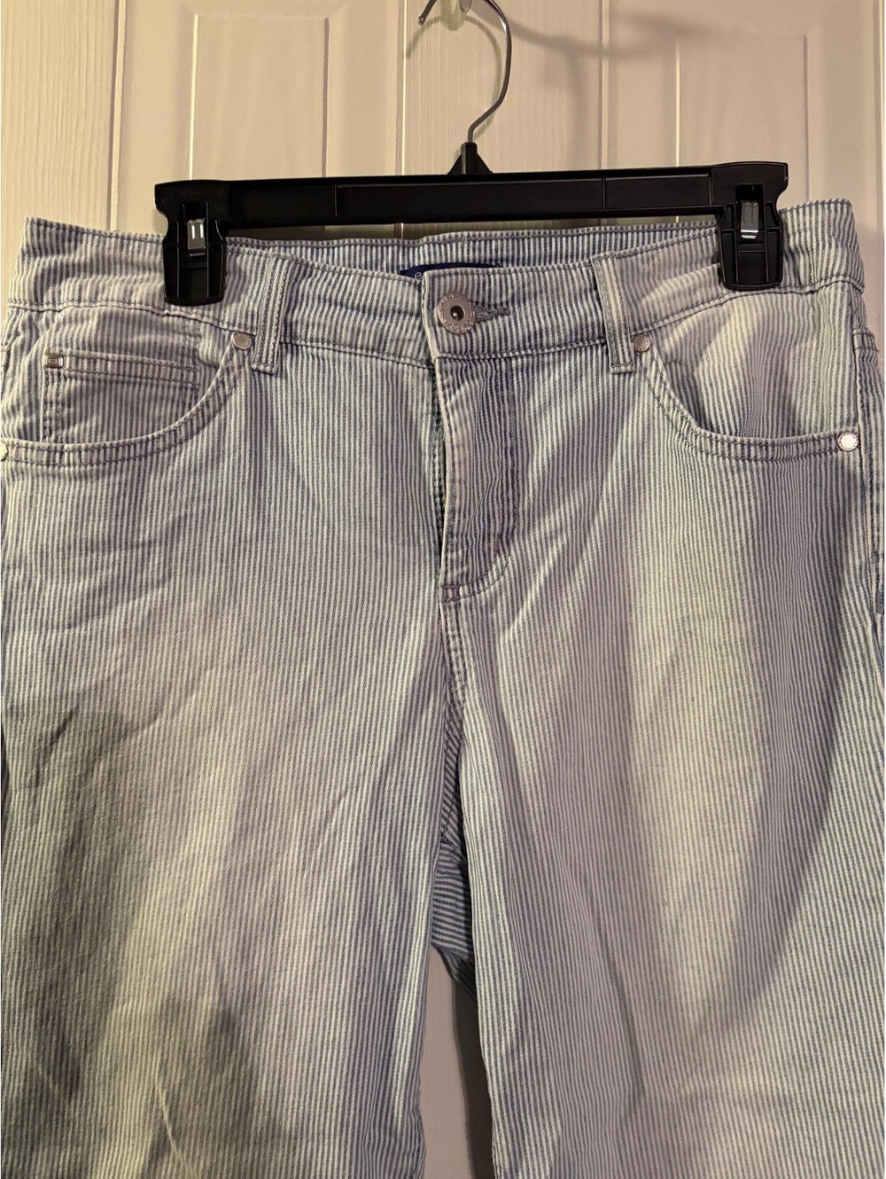 Bandolino Snap Capri Jeans Size 8 Light Blue Pinstripe